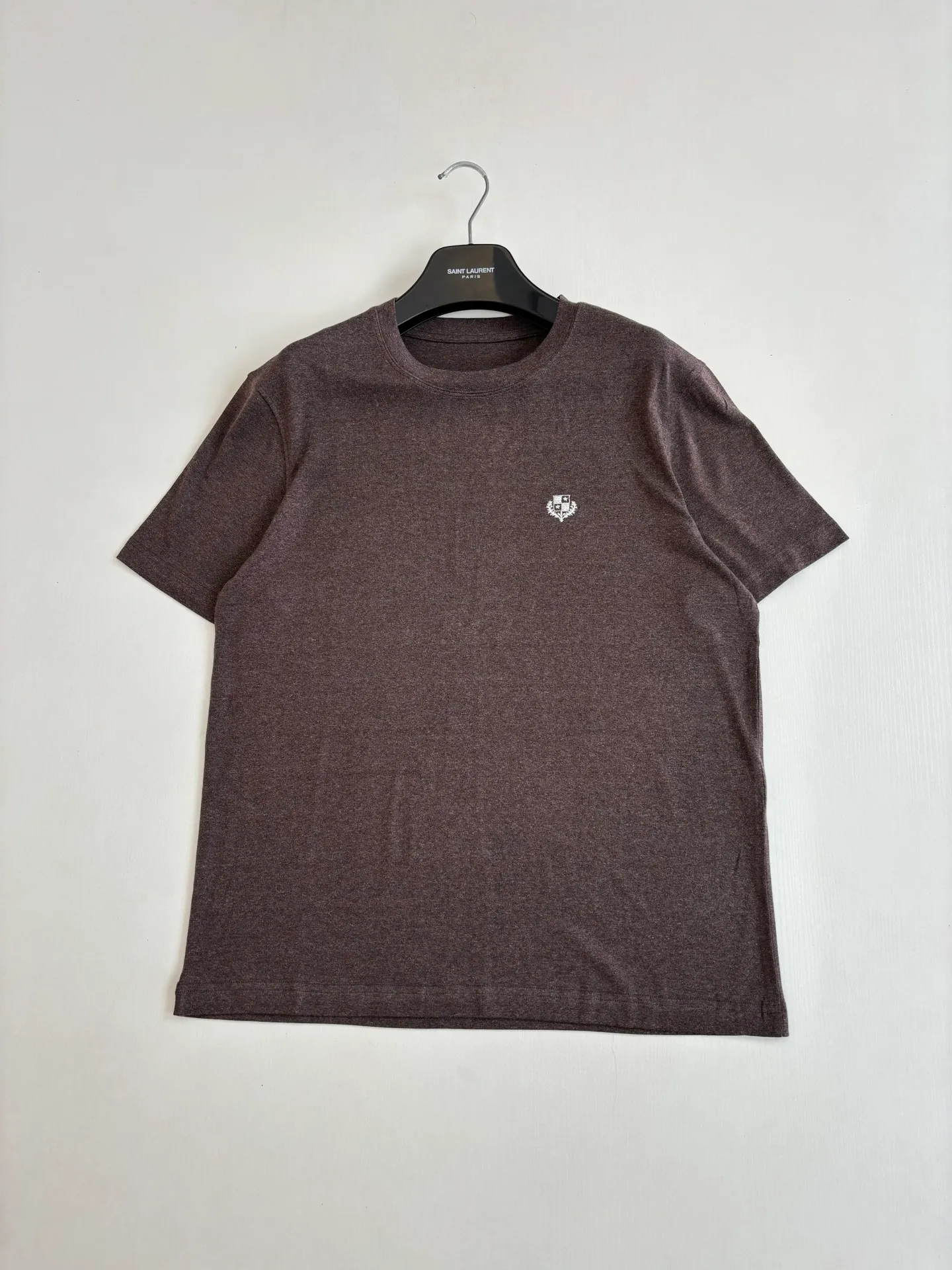 Loro Pian LP brand logo embroidered small label short-sleeved T-shirt. The fabric is made of 67% Tencel, 27% acetate, 6% Lycra spandex. It uses the same imported German embroidery machine as the original version to achieve millimeter-level restoration. Size: S/M/L/XL